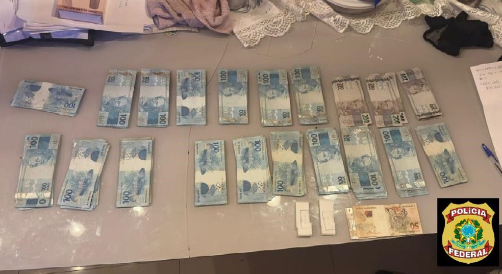 Dinheiro apreendido durante operação contra lavagem de dinheiro e tráfico de drogas em cinco estados  Foto: Polícia Federal/Divulgação