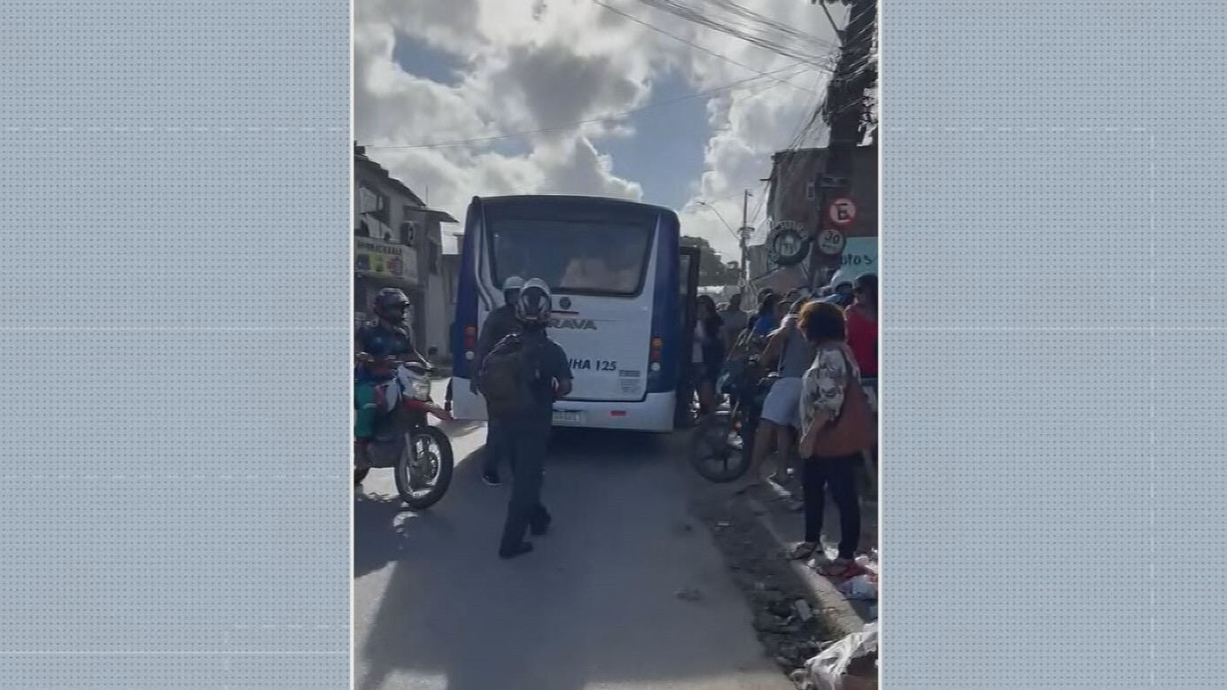 Micro-ônibus perde freio e desce de ré em ladeira com passageiros dentro; VÍDEO