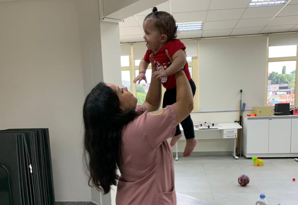 Alicia durante sessão de fisioterapia — Foto: Arquivo Pessoal