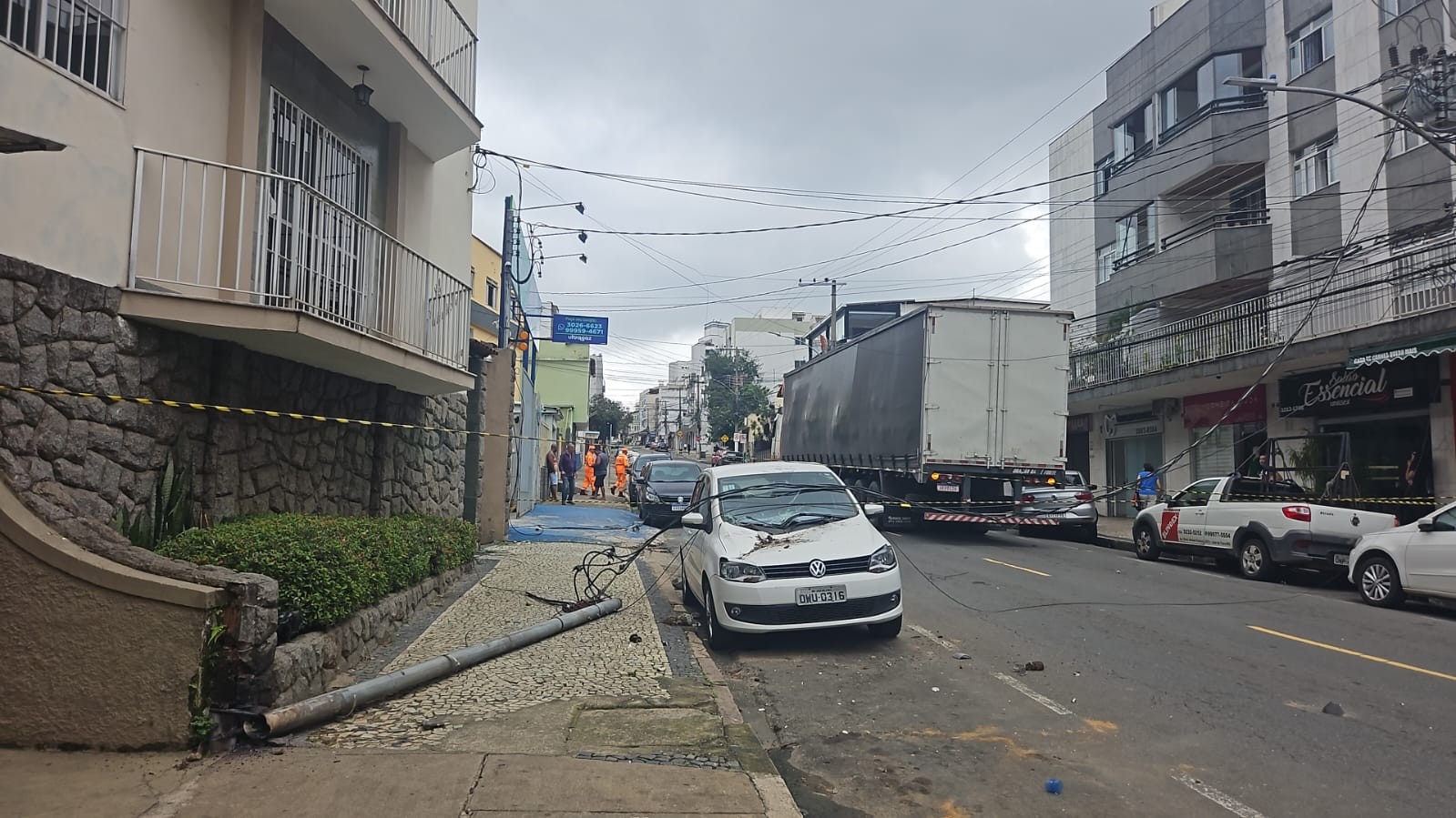 Caminhão arrasta cabos de energia e derruba poste na Avenida Olegário Maciel, em Juiz de Fora; VÍDEO