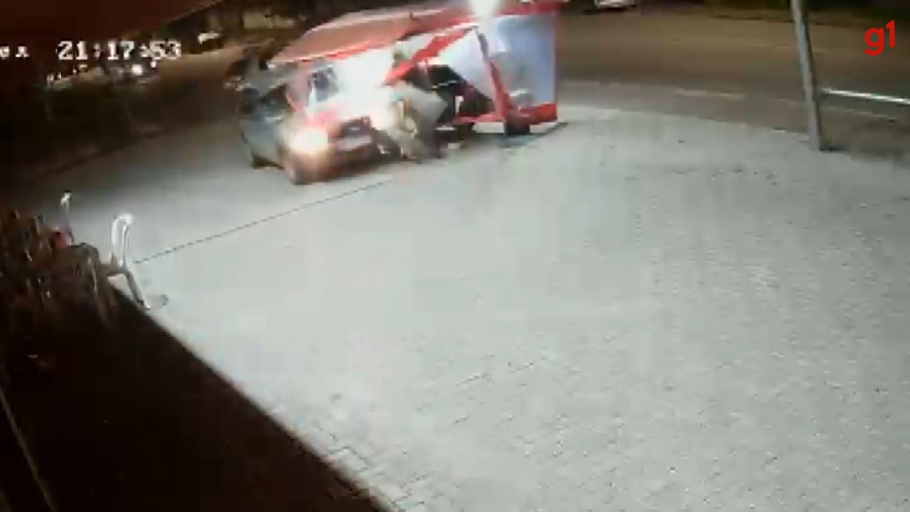 VÍDEO: Carros batem em cruzamento e um deles atinge carrinho de cachorro-quente na calçada, em Curitiba