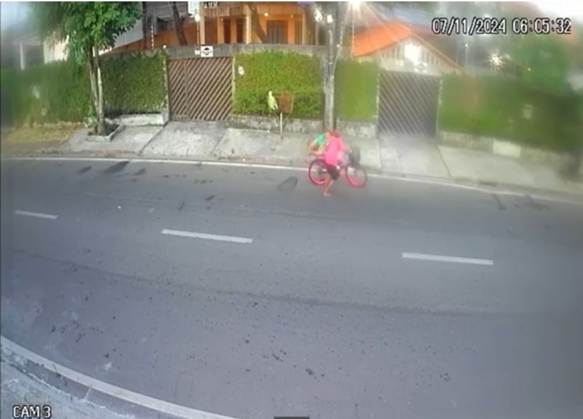 VÍDEO: homem rouba bicicleta após atacar e derrubar vítima em rua de Macapá 