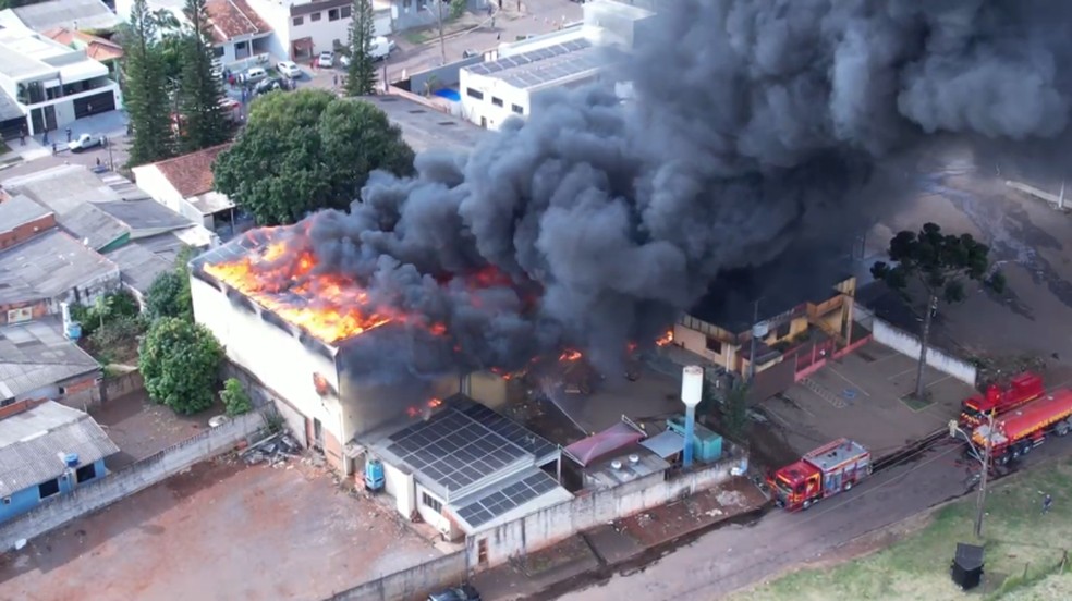 Incêndio atinge fábrica de embalagens de Cascavel — Foto: José Doneda/Secom