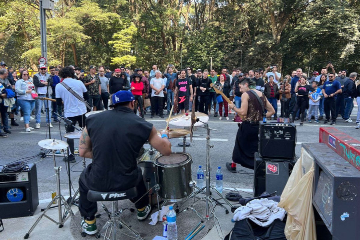 Prefeitura de SP limita uso de equipamentos sonoros por artistas de rua na Avenida Paulista