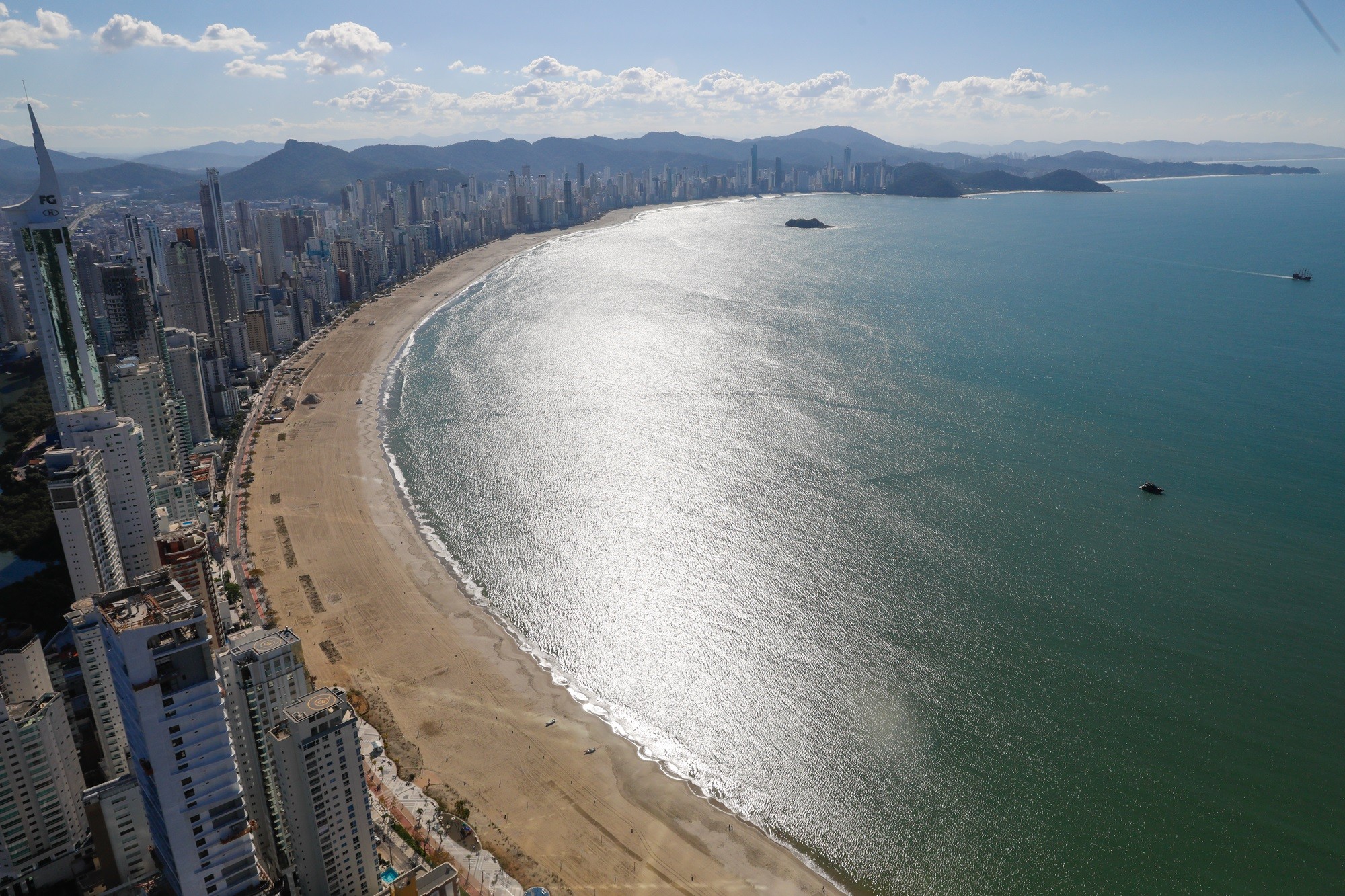 Como muro subterrâneo de 6 km em praia de Balneário Camboriú vai proteger orla da maré alta