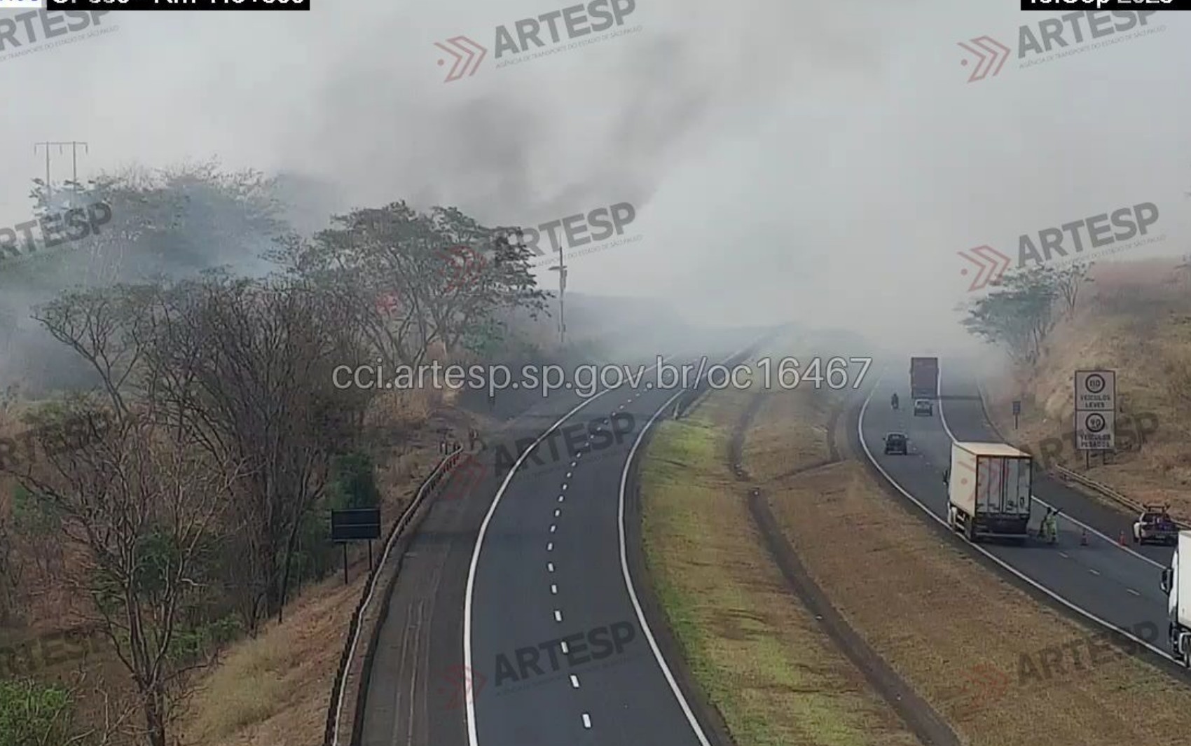 Incêndio interdita Rodovia Anhanguera e provoca congestionamento de até 3 km em Buritizal, SP
