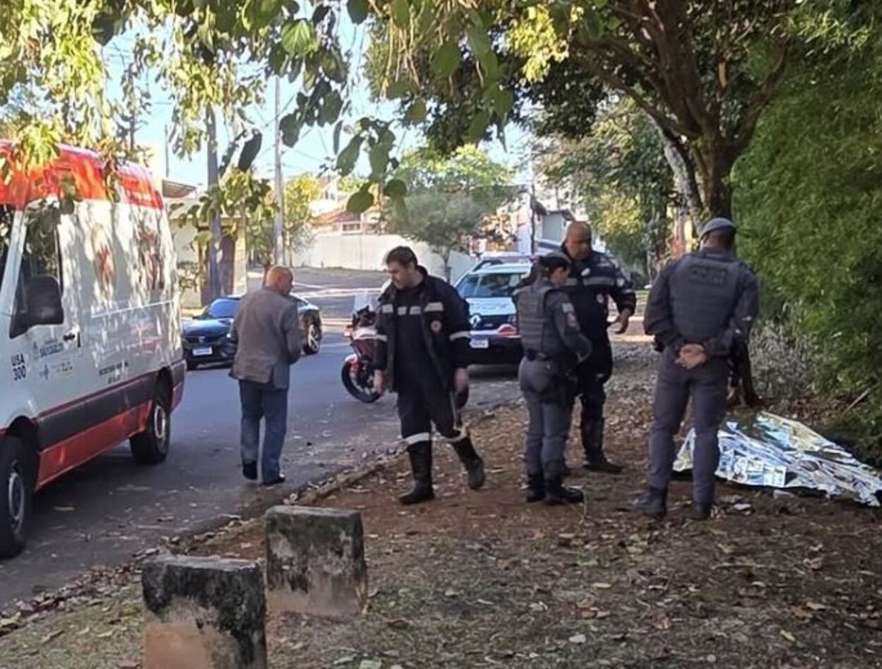 Homem de 50 anos é encontrado morto com eletrodos no peito e fralda em avenida no interior de SP