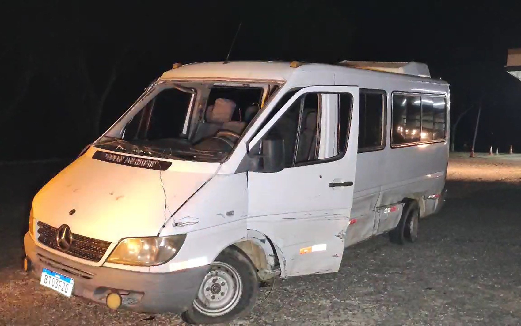 Van escolar com estudantes tomba após batida com carro na BR-459, em Caldas, MG 