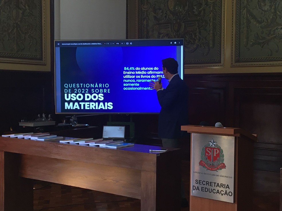 Secretário estadual da Educação de São Paulo, Renato Feder mostrando slide contendo dados de pesquisa sobre uso dos livros didáticos — Foto: Paola Patriarca/g1