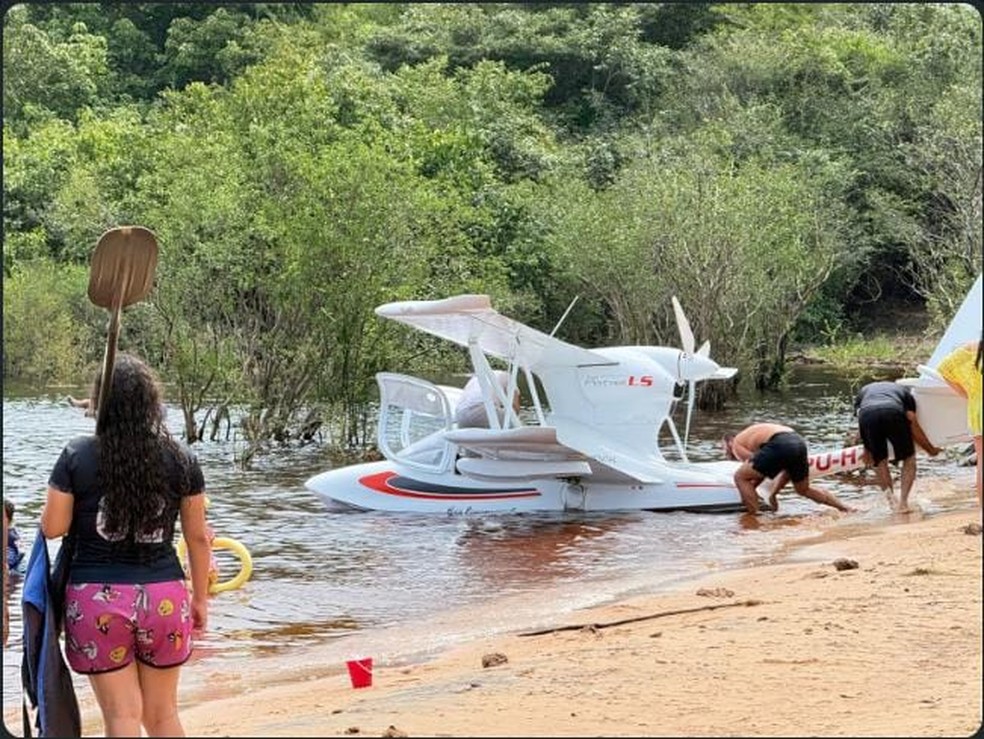 Avião de pequeno porte cai no Rio Negro e deixa dois feridos no interior do AM. — Foto: Reprodução/Redes Sociais