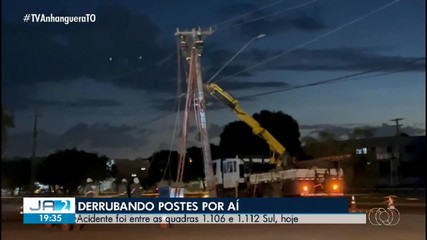 Carro bate e derruba poste de energia em Palmas