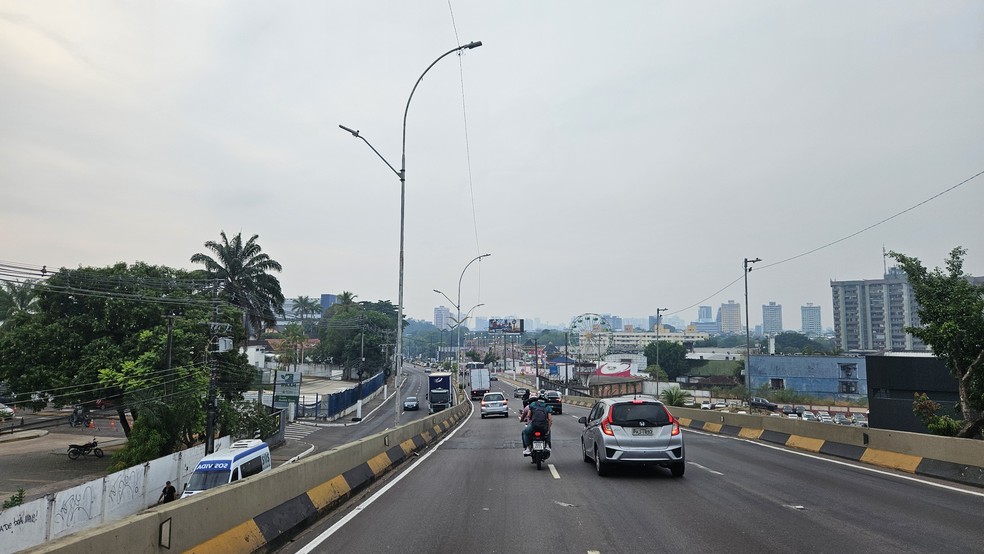 Fumaça encobre o horizonte de Manaus - vista da Avenida Mário Ipiranga — Foto: Sabrina Rocha/g1 AM