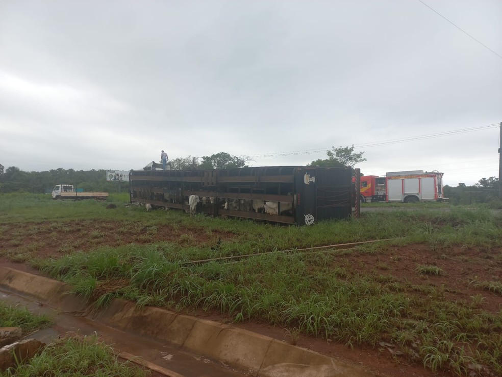Carreta tomba em Araguaína — Foto: Divulgação