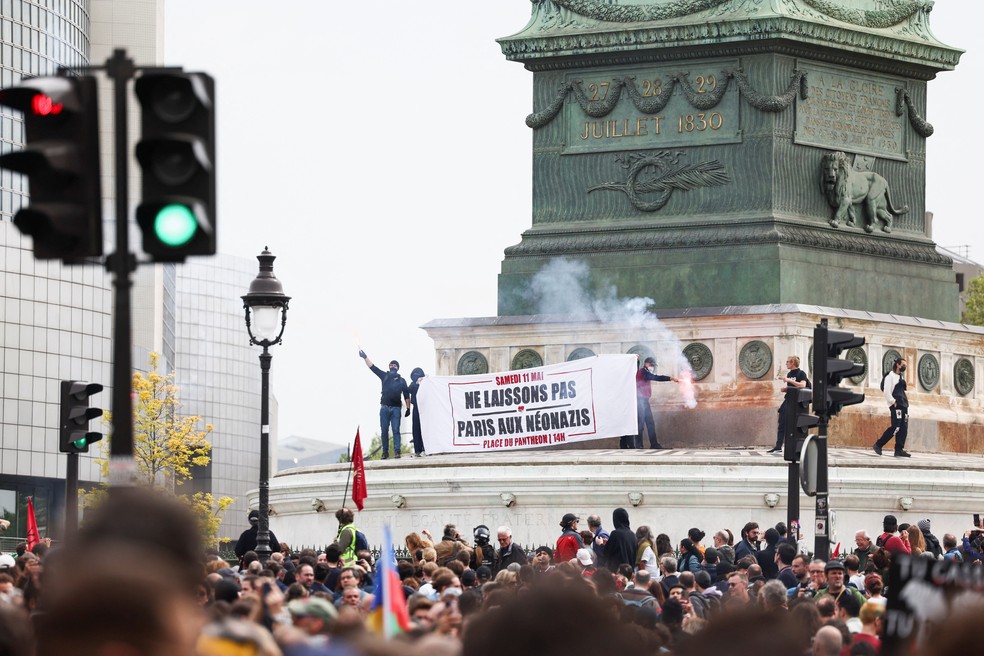 Manifestantes participam de atos de 1º de Maio em Paris — Foto: Stephanie Lecocq/Reuters