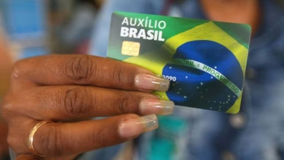 Auxílio Brasil foi criado em dezembro de 2021, por meio de lei que extinguiu o Bolsa Família. O valor do benefício chegou a R$ 600 em 2022, o que ajudou a diminuir os indicadores de pobreza no país, segundo o estudo. — Foto: Divulgação via BBC