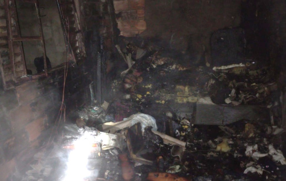Homem morre carbonizado durante incêndio em casa de Santa Bárbara e polícia investiga homicídio