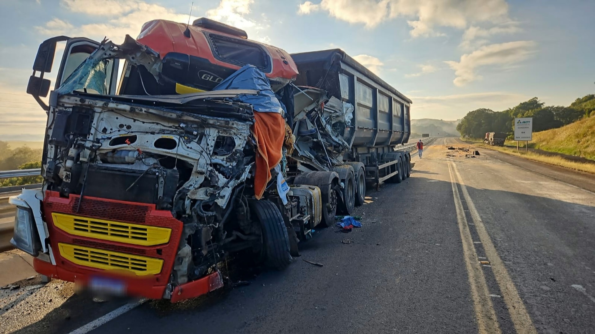 Motorista de caminhão com carga de areia morre após colisão frontal em carreta na BR-386, em Soledade