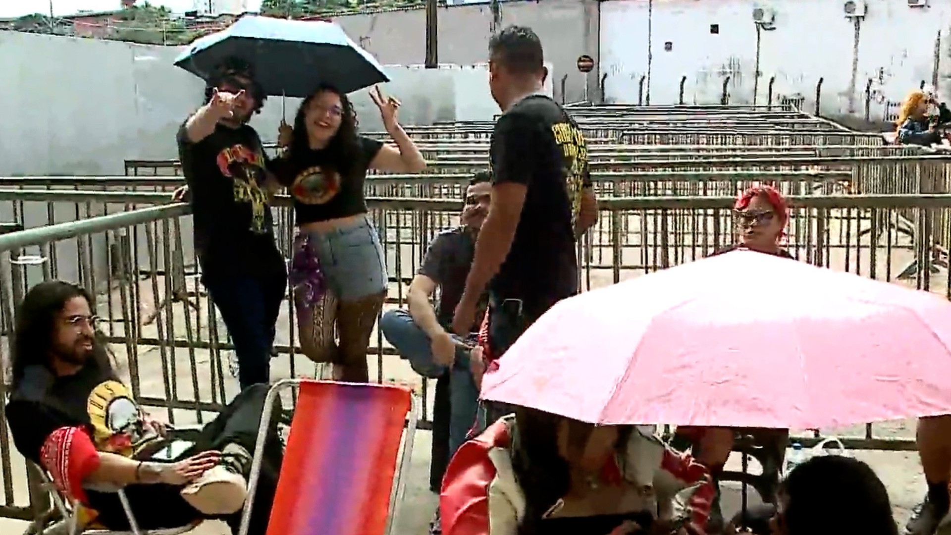 Sob chuva, fãs formam filas desde a madrugada para show inédito do Guns N' Roses em São Luís 