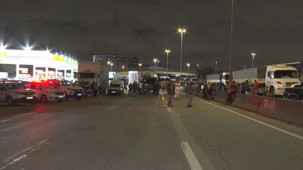 Protesto após morte de funcionário que prestava serviço para a CET — Foto: Reprodução/TV Globo