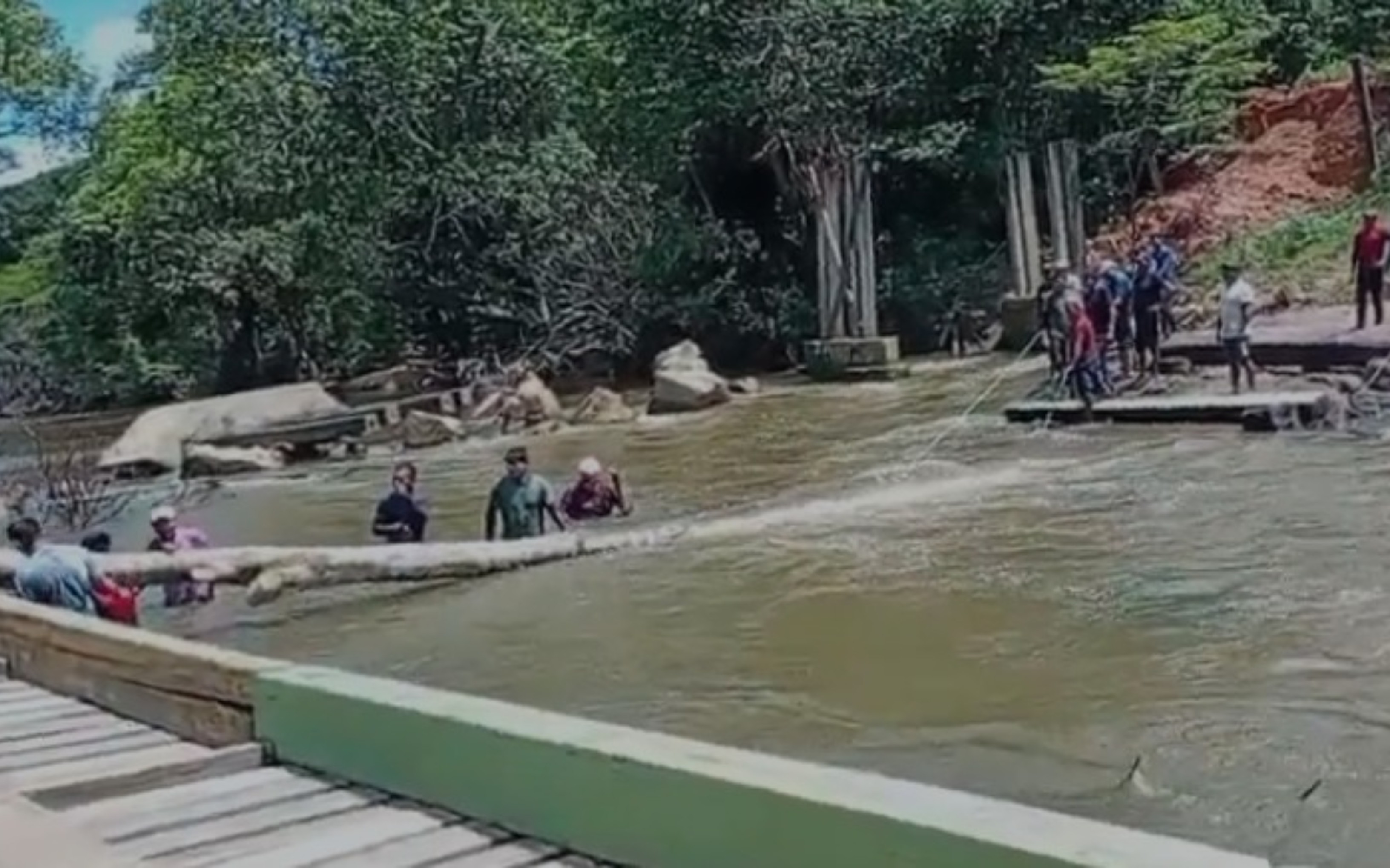 Moradores indígenas improvisam ponte que dá acesso a sete comunidades em Roraima