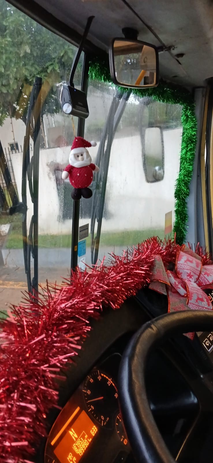 Geniane Fior de Lima enfeitou o painel com fitas vermelhas e verdes, além de um boneco do Papai Noel pendurado no para-brisa — Foto: Reprodução/Arquivo Pessoal