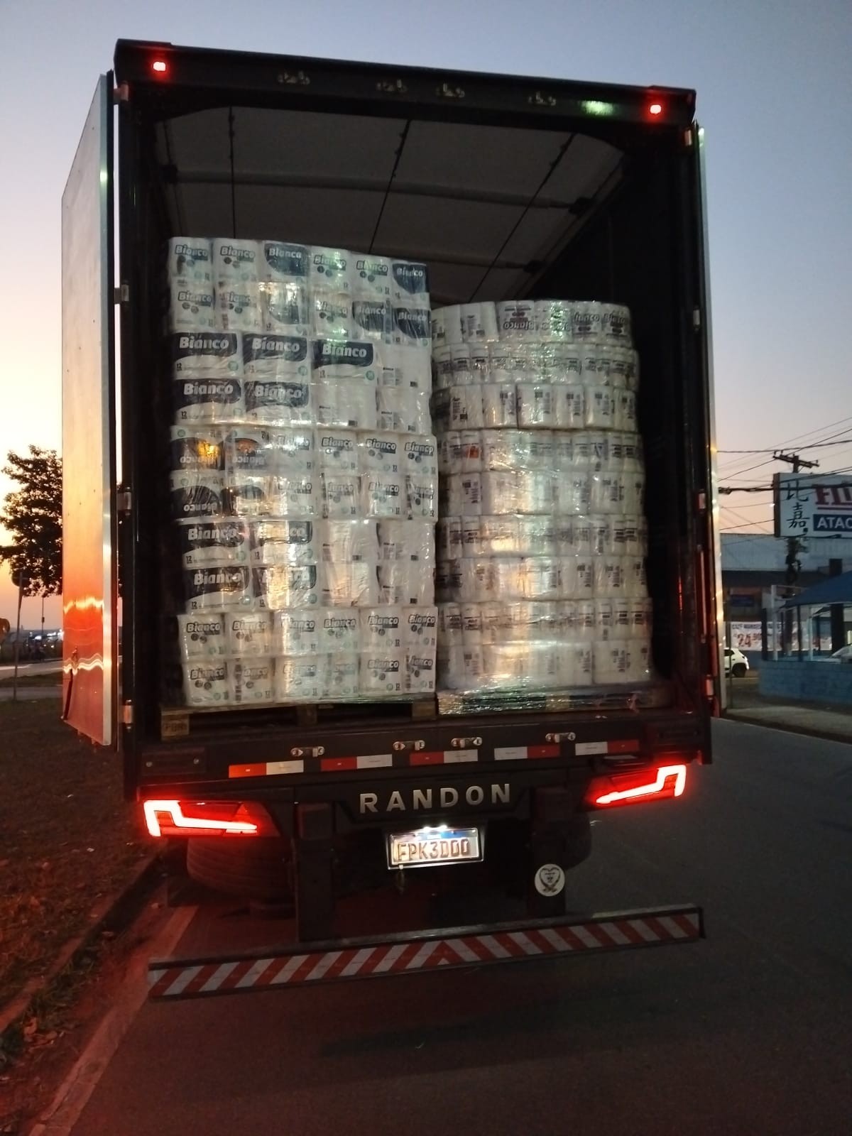PM apreende carreta roubada carregada com papel higiênico e detém homem em Campinas 