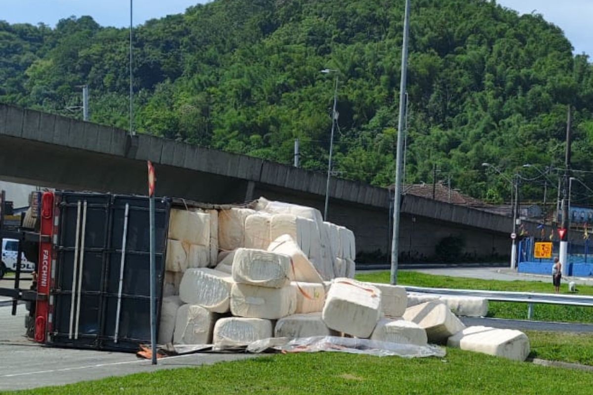 Caminhão carregado de algodão tomba em Santos e motorista fica ferido; VÍDEO