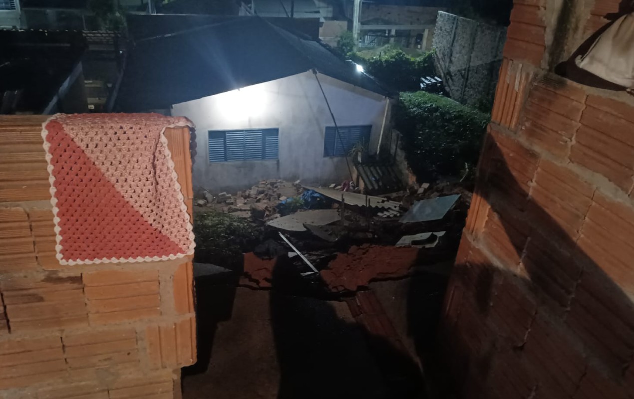 Temporal derruba muro sobre casas e deixa famílias desabrigadas em Marília