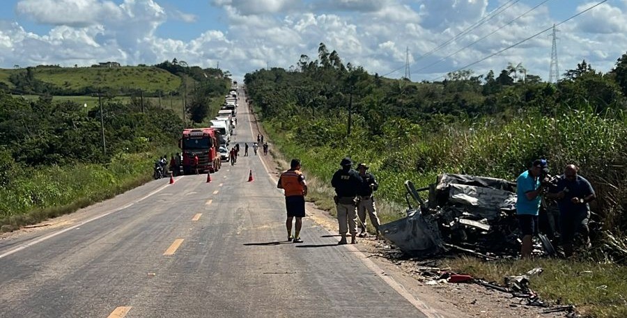 Carro pega fogo após colidir com carreta em acidente no interior do Pará