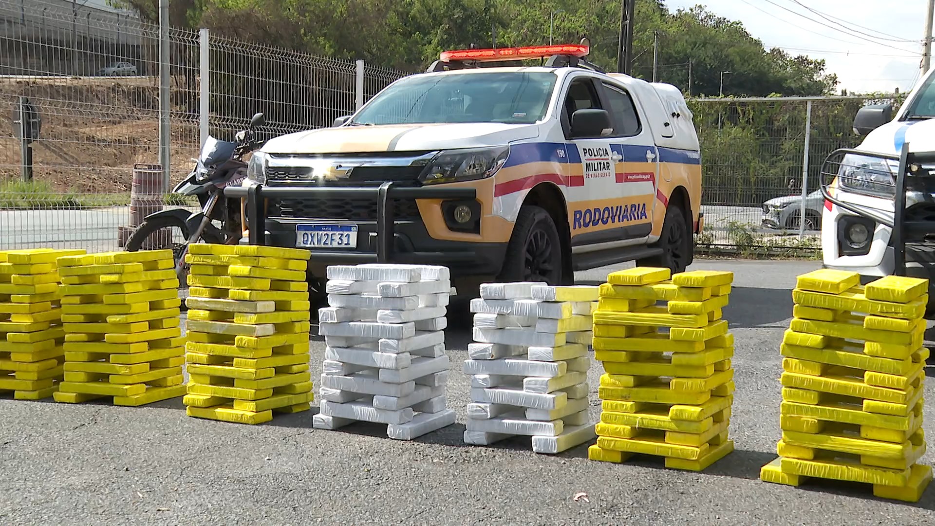 Homem pula em rio da Grande BH para tentar fugir da polícia, mas é preso com 300 kg de maconha