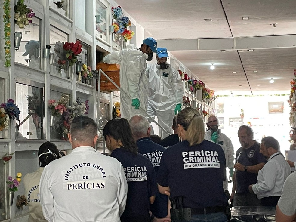 IGP faz exumação do corpo do sogro da mulher suspeita de envenenar bolo que matou 3 pessoas no RS — Foto: RBS TV