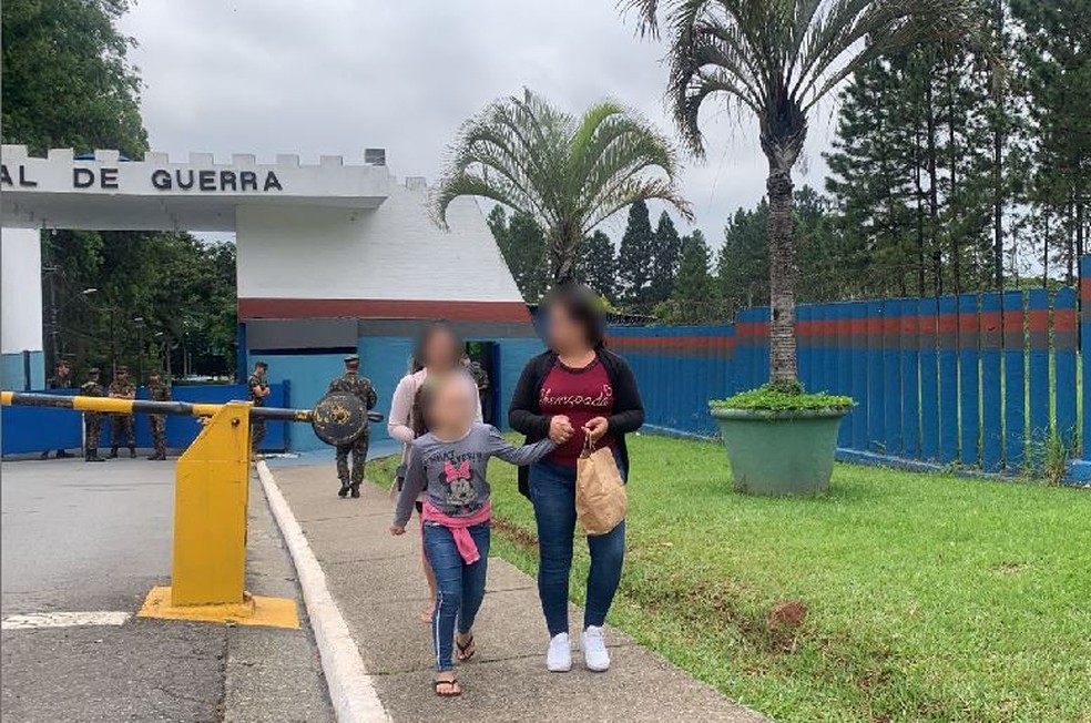 Famílias têm ido diariamente à frente do quartel buscar informações sobre os militares 'aquartelados' em Barueri — Foto: Lucas Jozino/TV Globo