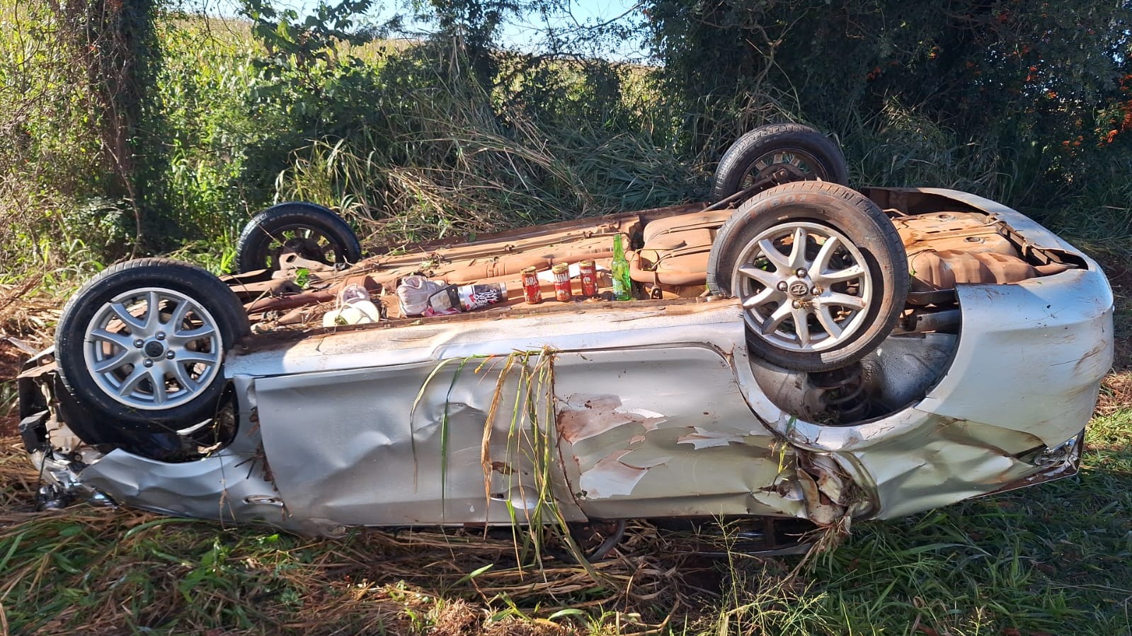 Carro com excesso de passageiros capota na BR-163 e deixa seis pessoas feridas em MS
