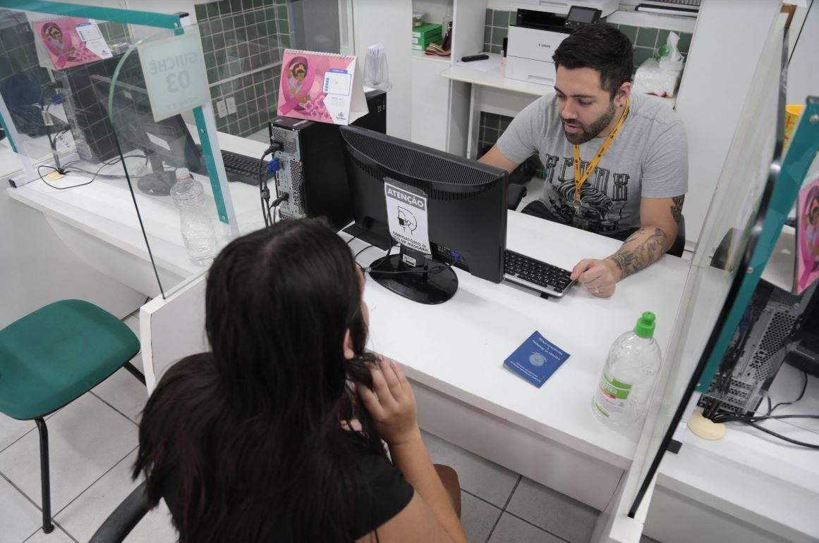 Auxiliar de limpeza, cozinheiro e operador de telemarketing; Fortaleza tem mais de 2,4 mil vagas de emprego