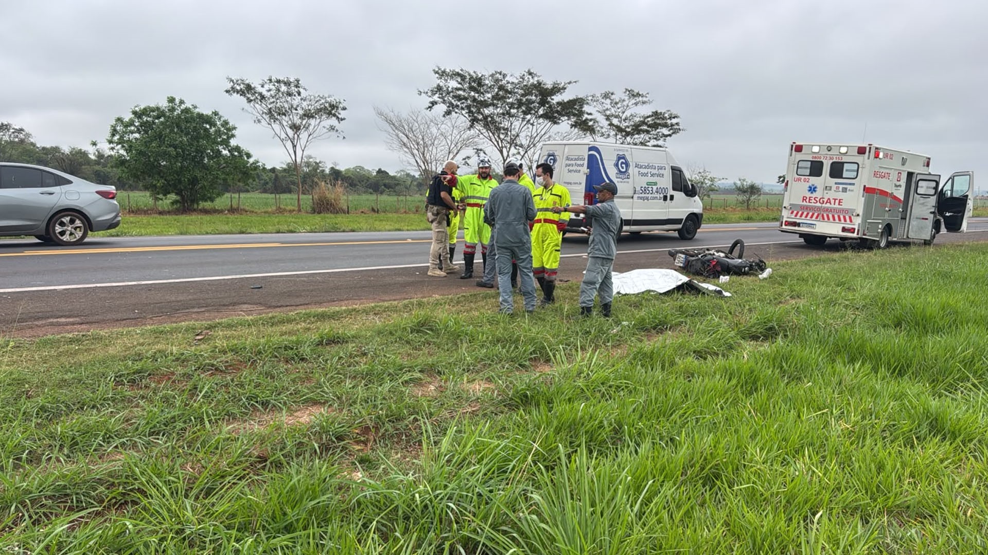 Homem morre ao bater moto em caminhão-tanque na BR-153 em Rio Preto