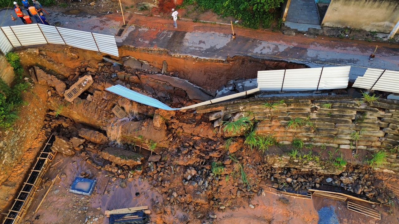 Rompimento de tubulação provoca queda de talude em Timóteo