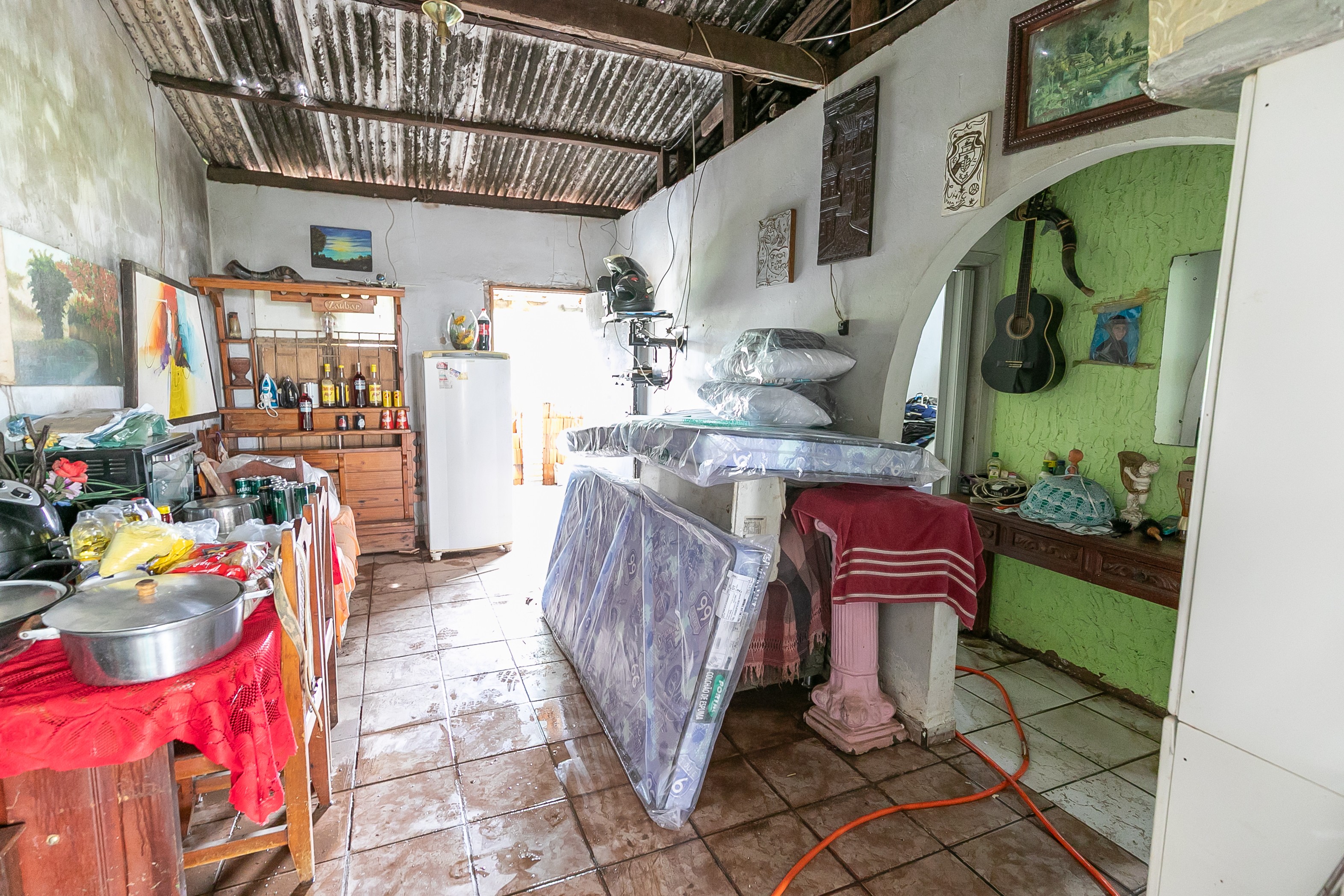 Cinco famílias perdem móveis e alimentos após forte temporal em Cuiabá