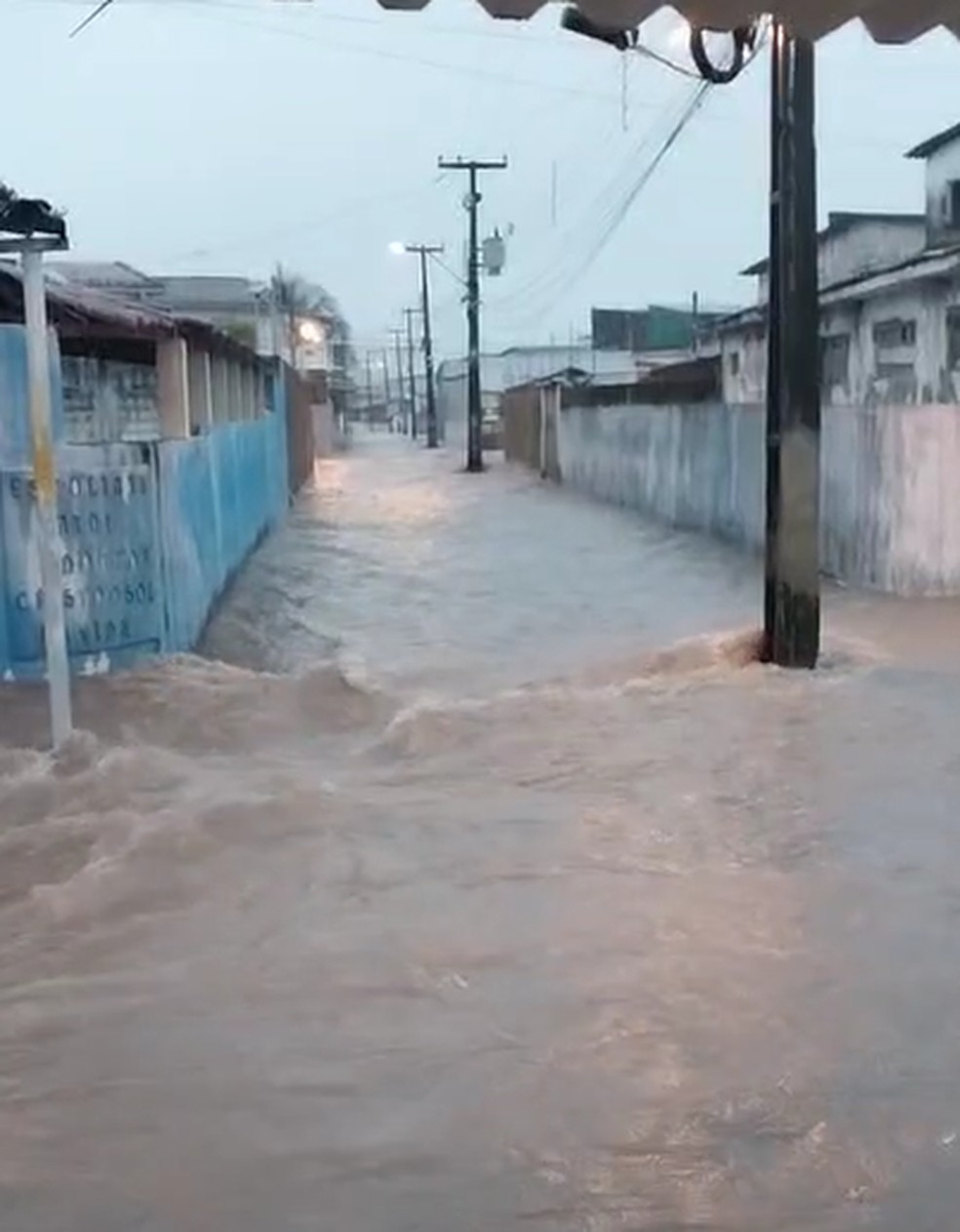Outra rua do bairro do Valentina foi alagada após fortes chuvas em João Pessoa — Foto: Redes Sociais