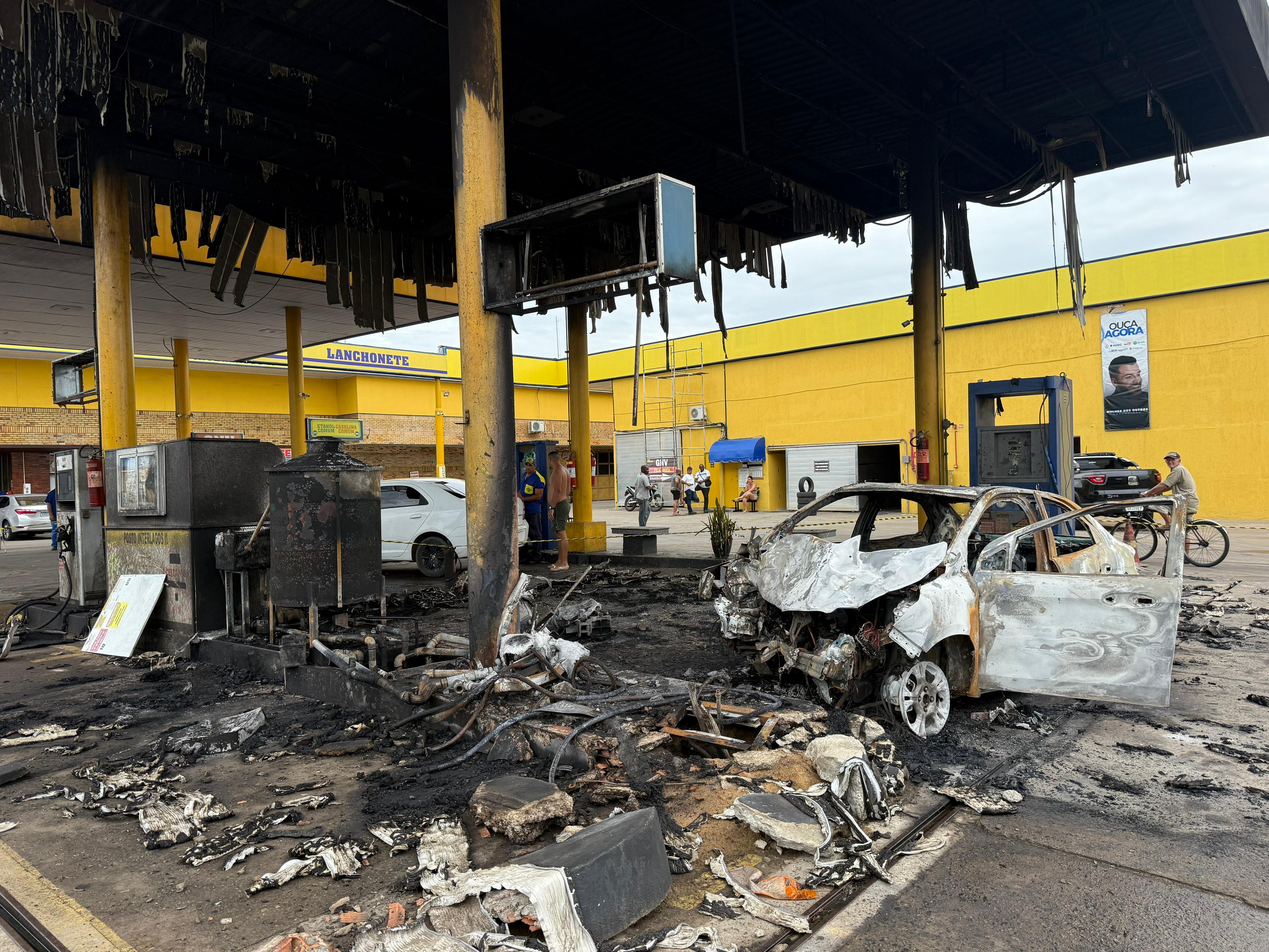 Carro bate em bomba de combustível e causa incêndio em posto de Campos, no RJ