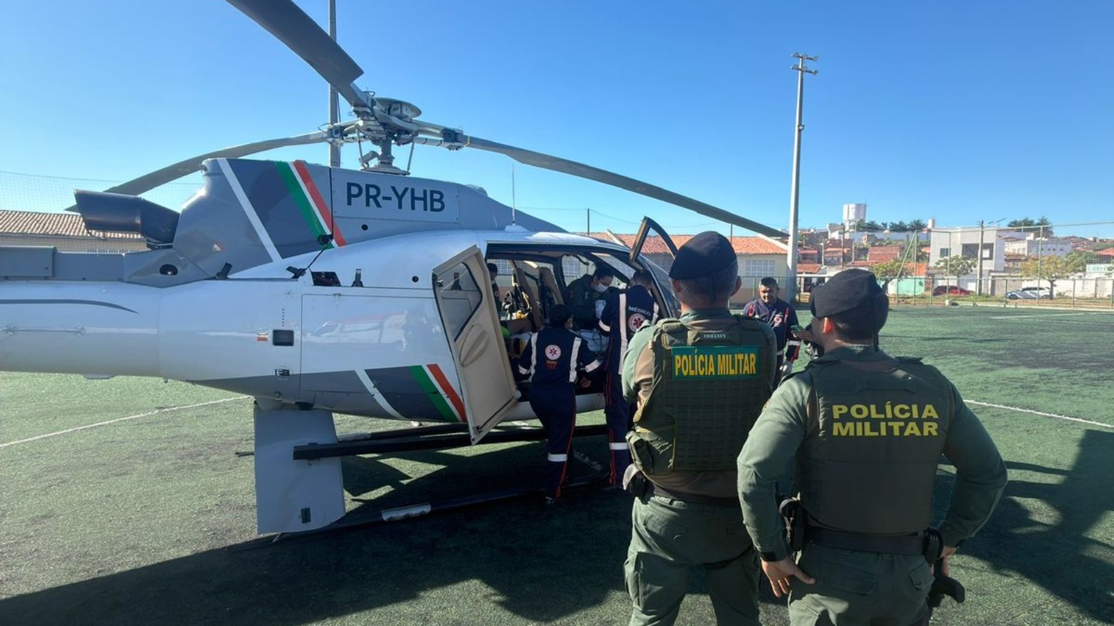 Homem morre e criança é levada de helicóptero para hospital após acidente 