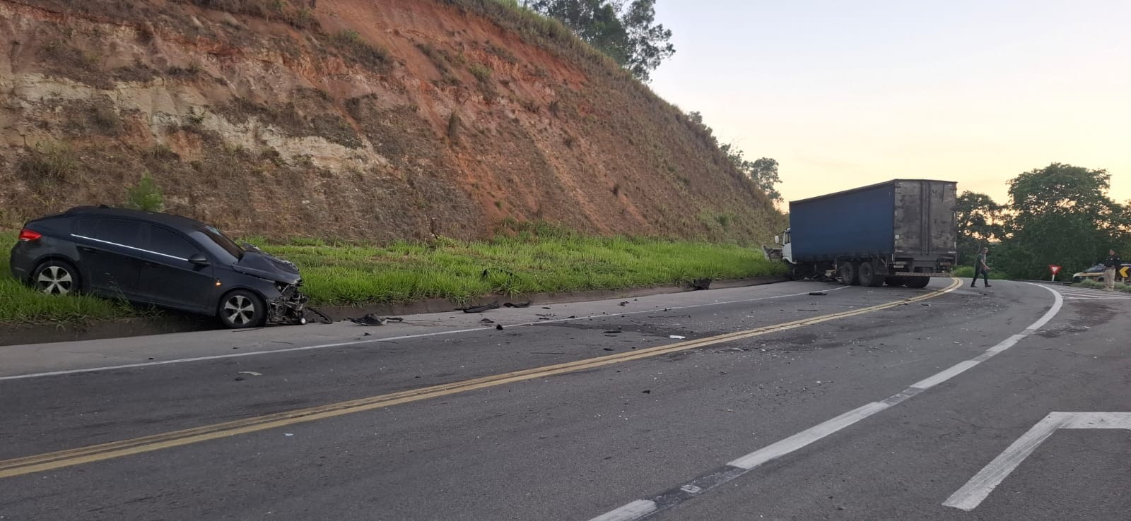 Motorista de carro fica ferido ao invadir contramão e bater em caminhão na BR-393, em Barra do Piraí