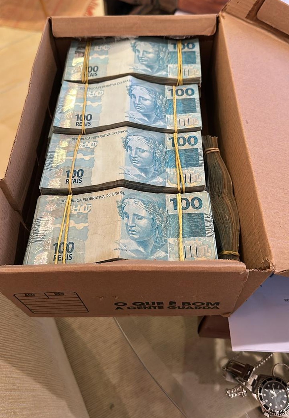 Dinheiro encontrado na casa de policial civil alvo da operação Sem Refino — Foto: Divulgação