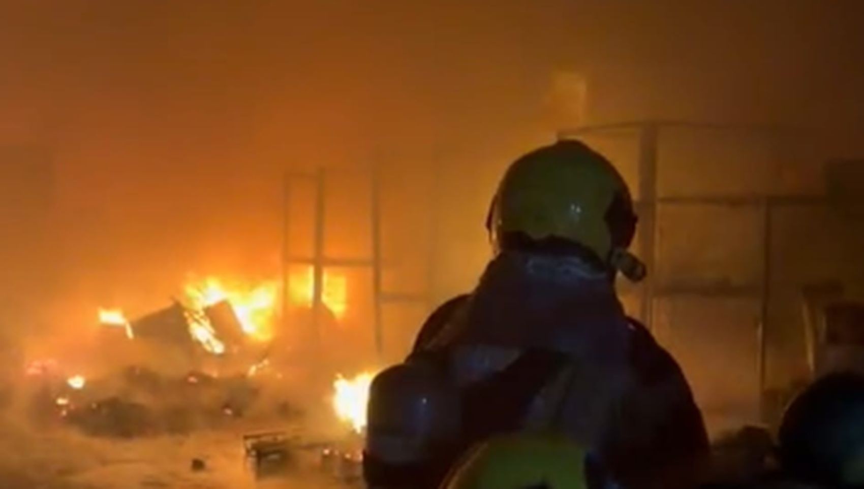Incêndio atinge galpão na Zona Sul de Aracaju