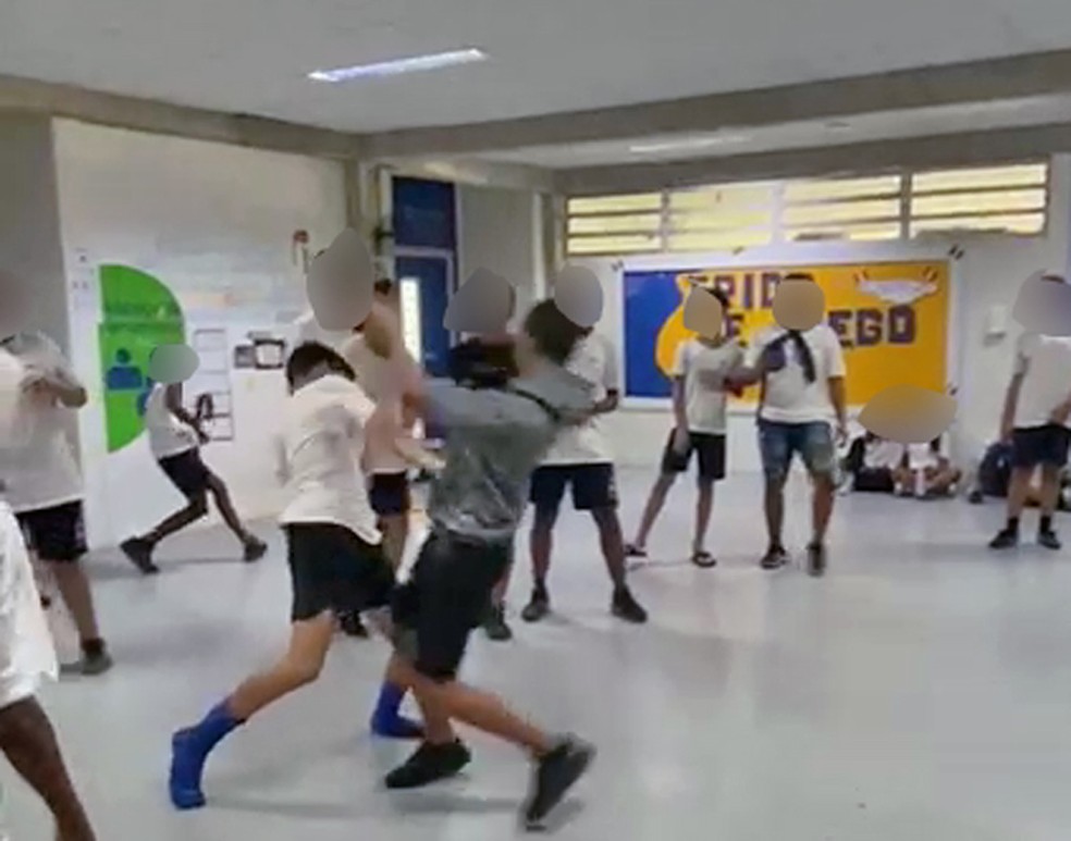 Estudantes brigaram em escola na Zona Norte do Rio de Janeiro — Foto: Reprodução/TV Globo
