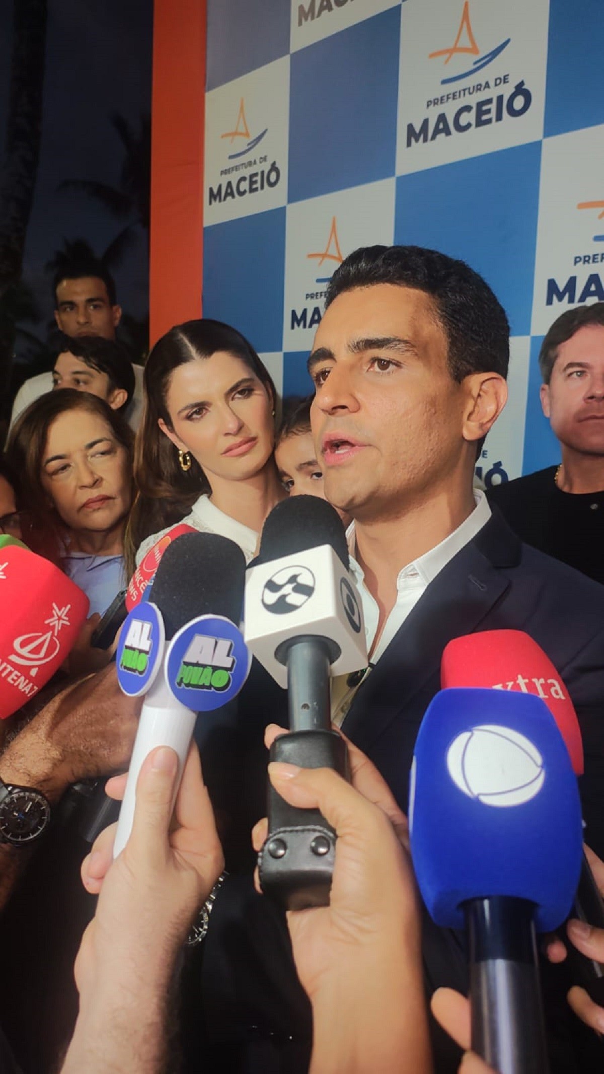 JHC anuncia que deixa Prefeitura de Maceió para concorrer nas eleições 2026 PSDB, mas não confirma cargo