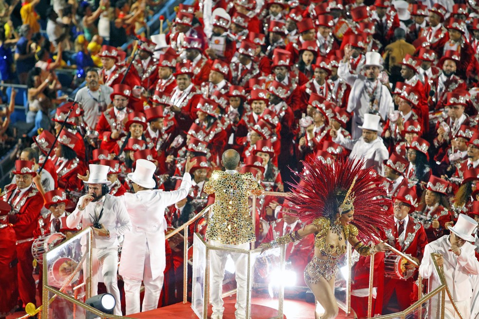 Ciça rege a bateria de cima de um carro — Foto: Marco Terranova/Riotur