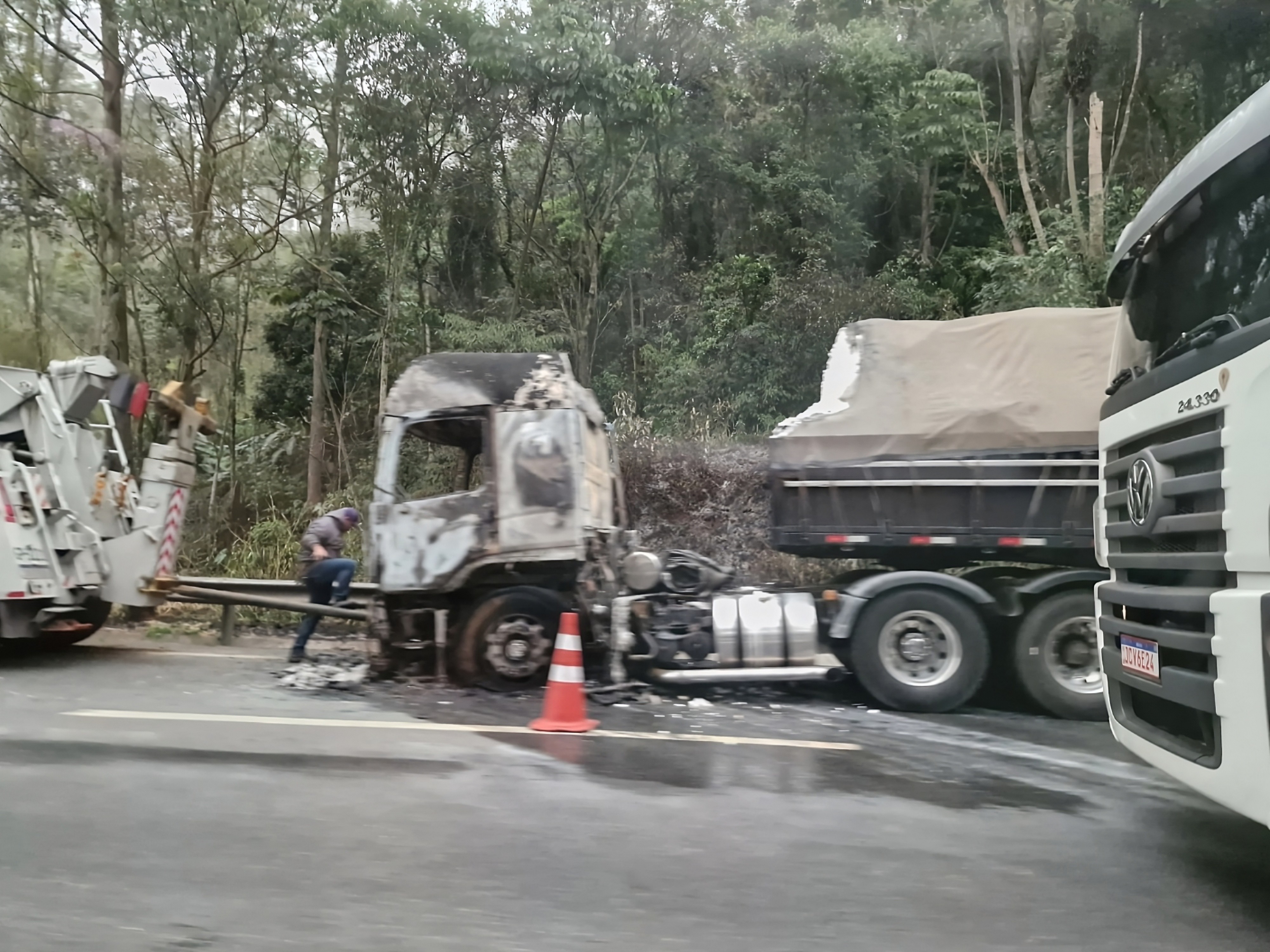 Caminhão pega fogo e causa lentidão na rodovia Mogi-Dutra