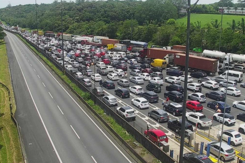 Motoristas enfrentam congestionamento no pedágio da Via Anchieta em direção ao litoral de SP — Foto: Ecovias/Divulgação