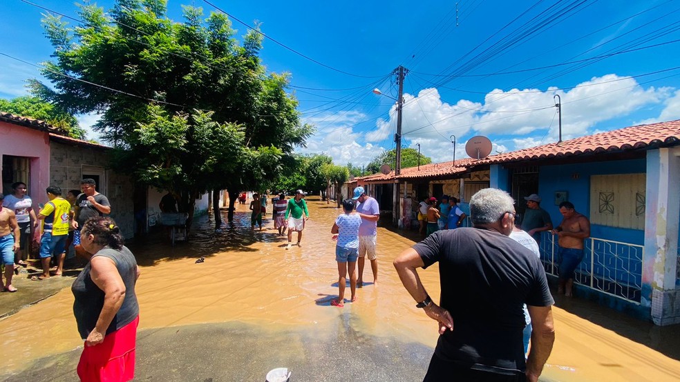 Moradores ficaram desabrigados após inundação em Farias Brito, no interior do Ceará. — Foto: Lorena Tavares/SVM