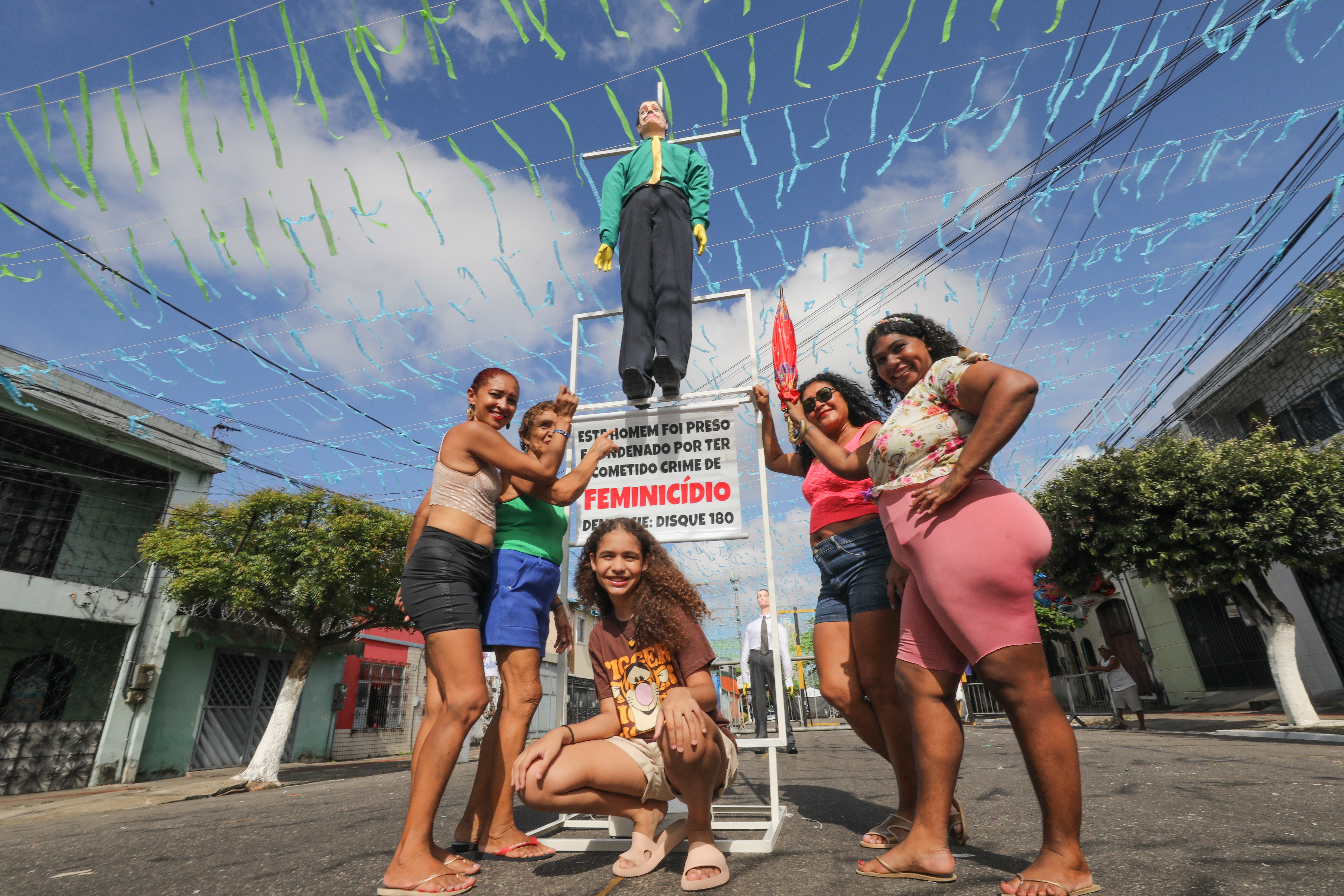 'Judas do feminicídio' é malhado em festa popular no bairro da Cremação, em Belém